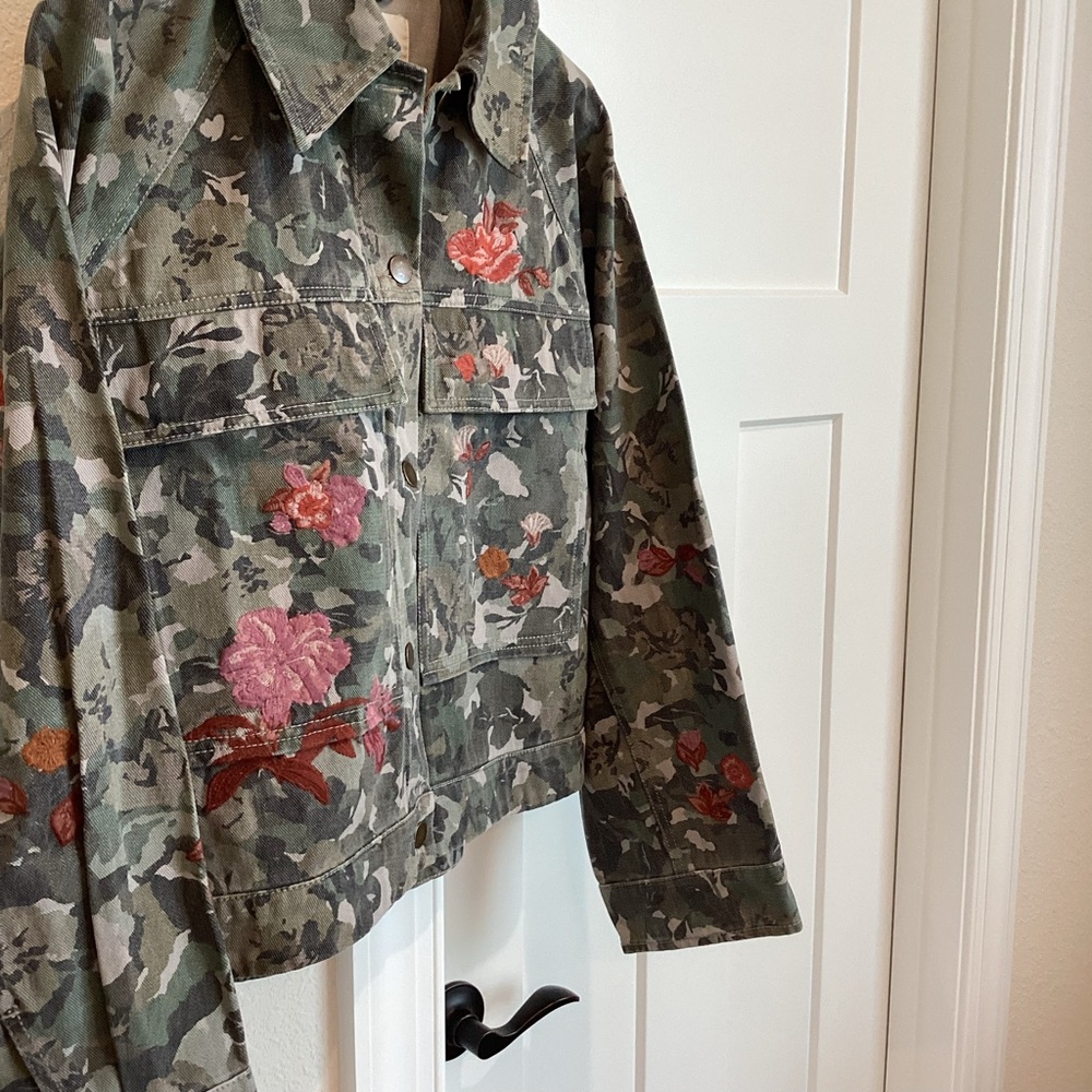 🌹Anthropologie Camouflage Denim Utility Jacket Pilcro New Floral Embroidered - Picture 5 of 15